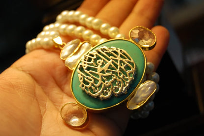 CALLIGRAPHIC PENDENT IN FEROZA & MOTHER OF PEARL