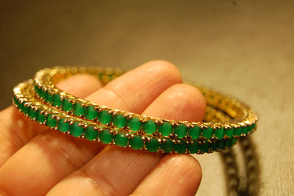 PAIR OF ELEGANT GREEN BANGLES
