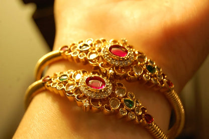 PAIR OF SOUTH INDIAN BANGLES IN RED & GREEN