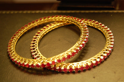 PAIR OF ELEGANT RED BANGLES