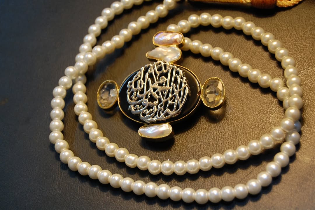 CALLIGRAPHIC PENDENT IN BLACK & MOTHER OF PEARL