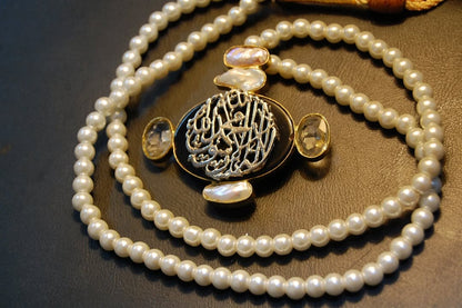 CALLIGRAPHIC PENDENT IN BLACK & MOTHER OF PEARL