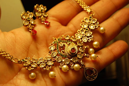 ELEGANT SOUTH INDIAN NECKLACE SET
