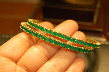 PAIR OF ELEGANT GREEN BANGLES