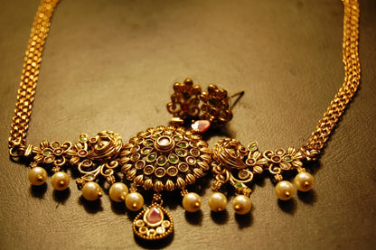 ELEGANT SOUTH INDIAN NECKLACE SET