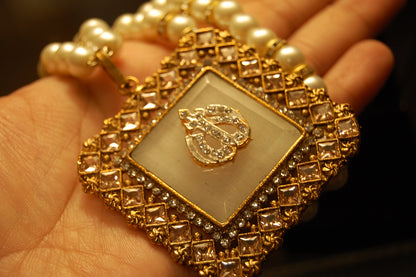 WHITE CALLIGRAPHIC PENDANT IN CHAMPAGNE