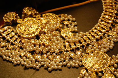 KUNDAN & PEARLS GULUBAND SET