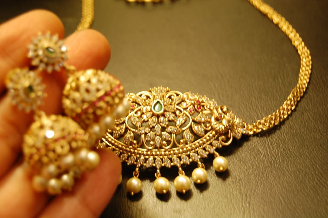 ELEGANT SOUTH INDIAN NECKLACE SET