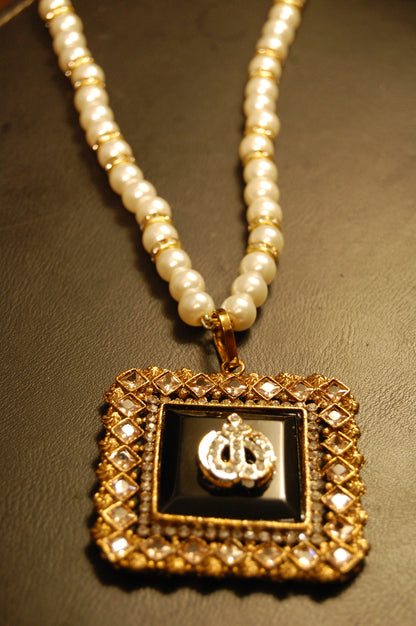 CALLIGRAPHIC PENDANT IN BLACK & CHAMPAGNE