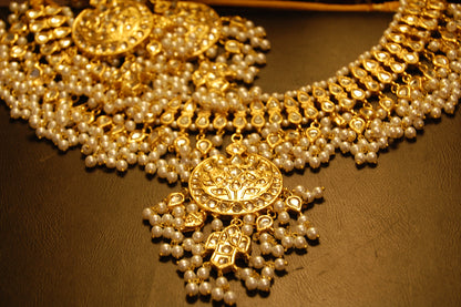 KUNDAN & PEARLS GULUBAND SET