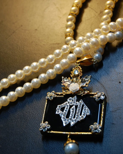 CALLIGRAPHIC PENDENT IN BLACK & PEARL STRING