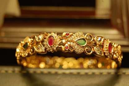 PAIR OF SOUTH INDIAN BANGLES IN RED & GREEN