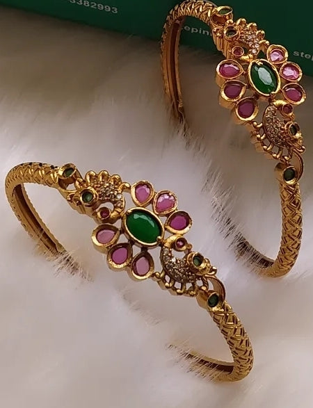 PAIR OF SOUTH INDIAN BANGLES IN RED & GREEN