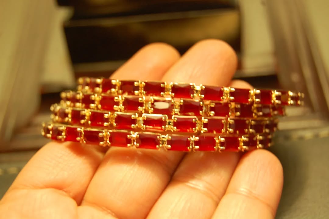 SET OF 4 RED & ZIRCON BANGLES IN GOLDEN BASE