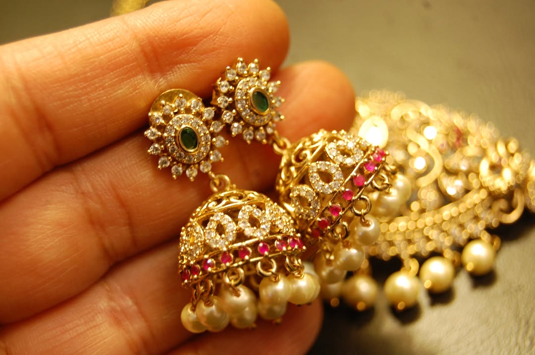 ELEGANT SOUTH INDIAN NECKLACE SET