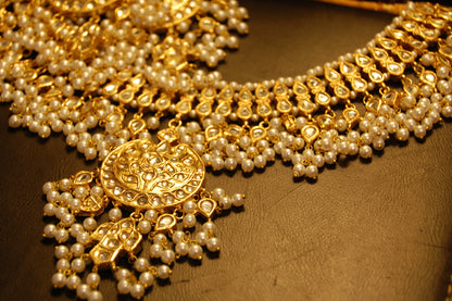KUNDAN & PEARLS GULUBAND SET