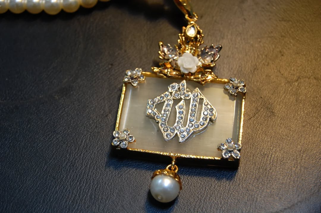 CALLIGRAPHIC PENDENT IN WHITE & PEARL STRING
