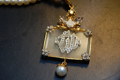 CALLIGRAPHIC PENDENT IN WHITE & PEARL STRING