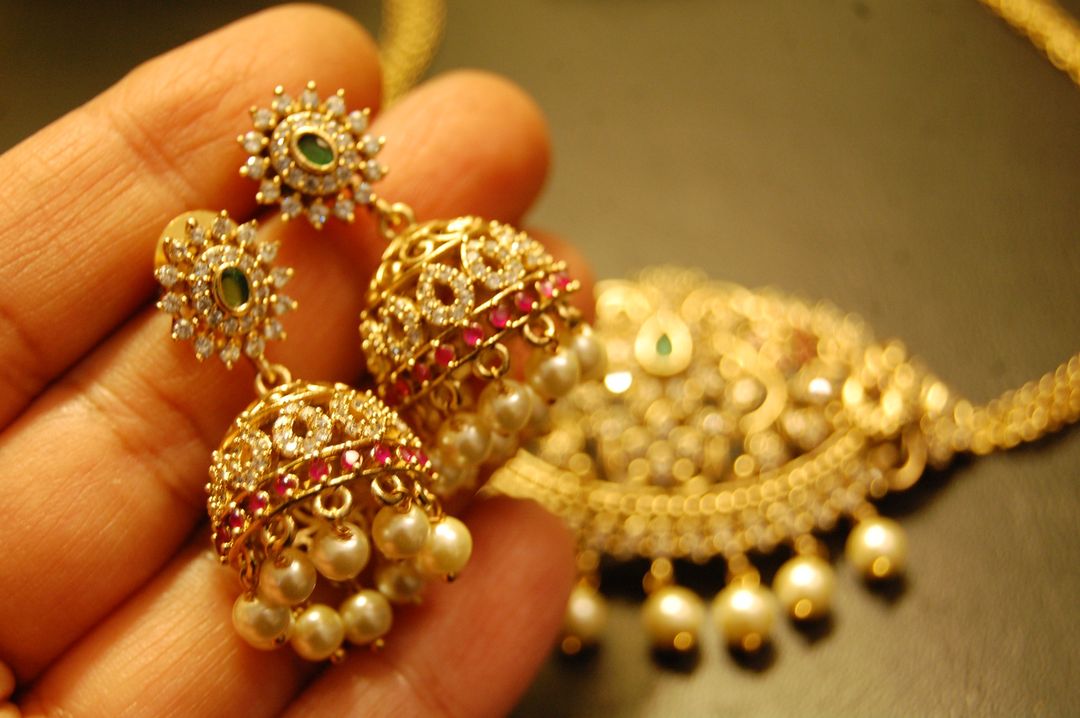 ELEGANT SOUTH INDIAN NECKLACE SET