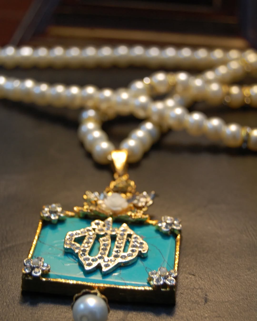 CALLIGRAPHIC PENDENT IN FEROZA & PEARL STRING