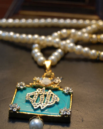 CALLIGRAPHIC PENDENT IN FEROZA & PEARL STRING