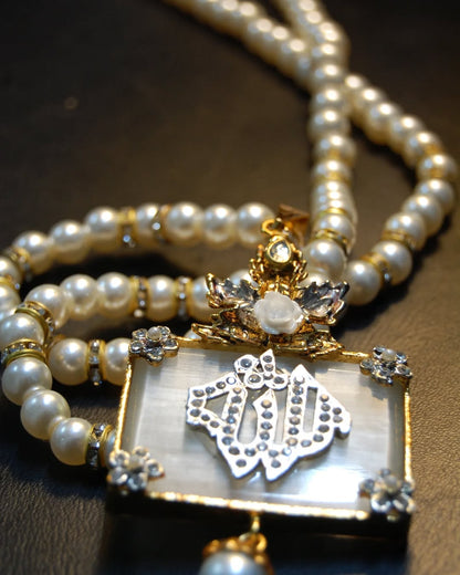 CALLIGRAPHIC PENDENT IN WHITE & PEARL STRING