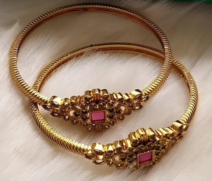 PAIR OF SOUTH INDIAN BANGLES IN RED & GREEN