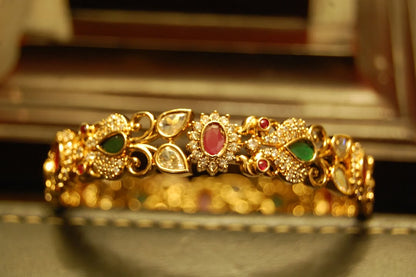 PAIR OF SOUTH INDIAN BANGLES IN RED & GREEN
