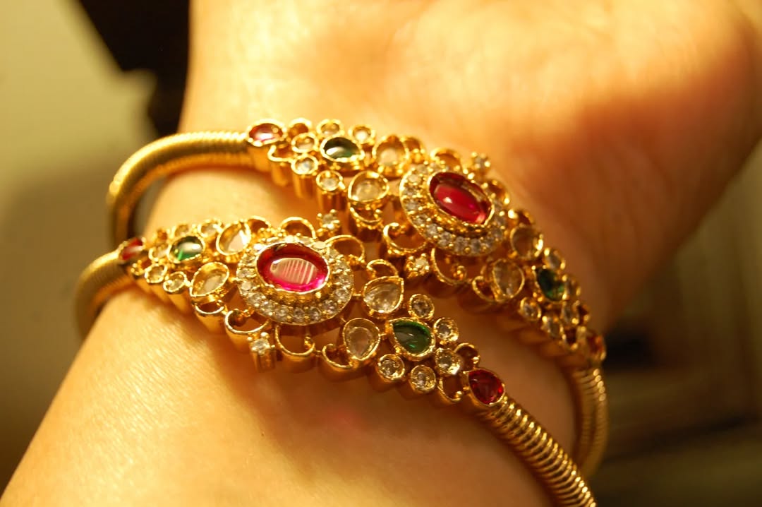PAIR OF SOUTH INDIAN BANGLES IN RED & GREEN