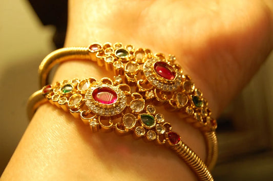 PAIR OF SOUTH INDIAN BANGLES IN RED & GREEN