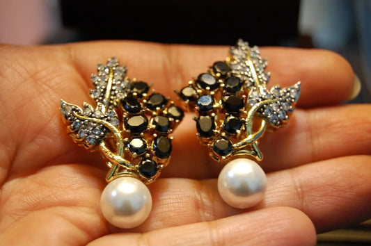 ELEGANT ZIRCON EARRINGS IN BLACK WITH PEARLS