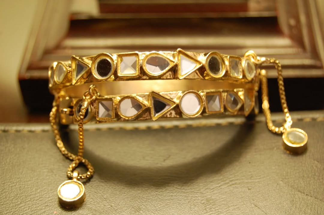 PAIR OF ELEGANT KUNDAN BANGLES